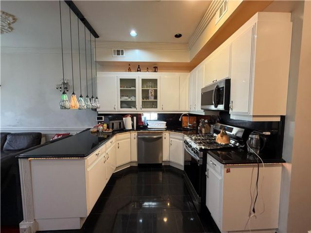  2 BR,  2.00 BTH &nbsp;Condominium style home in Midwood