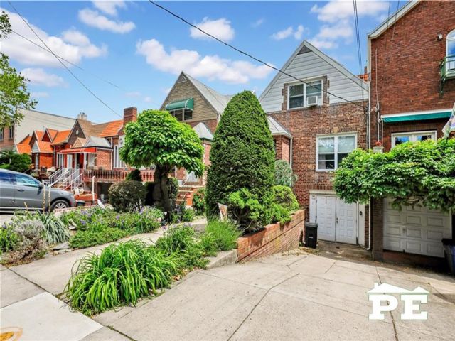  4 BR,  3.00 BTH &nbsp;Multi-family style home in Marine Park