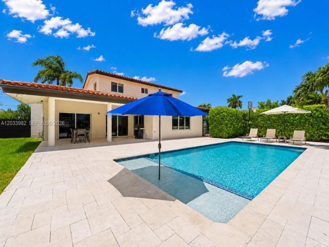  4 BR,  3.50 BTH &nbsp; style home in Miami