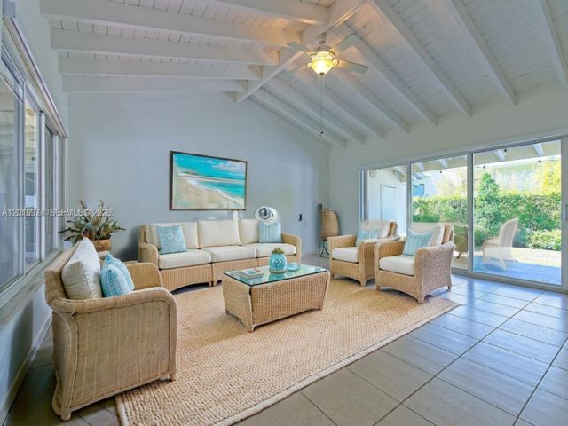  3 BR,  2.00 BTH &nbsp;Duplex style home in Coral Gables
