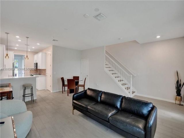 [Hollywood Real Estate, listing number 3342479]