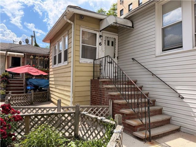  3 BR,  1.00 BTH &nbsp;Single family style home in Brighton Beach