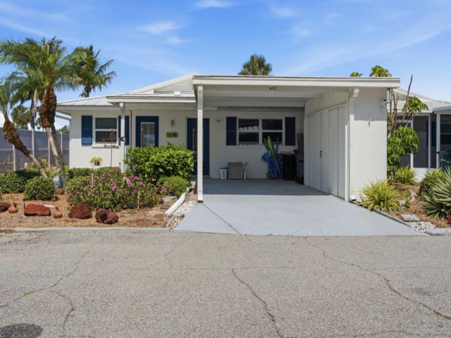  2 BR,  2.00 BTH &nbsp;Condo style home in Nokomis