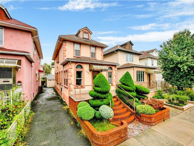  3 BR,  3.00 BTH &nbsp;Single family style home in Bensonhurst