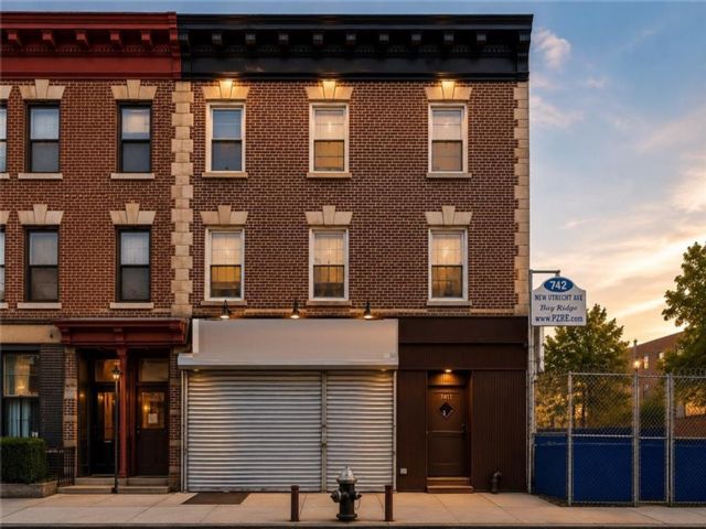 Studio,  0.00 BTH &nbsp;Mixed use style home in Bensonhurst