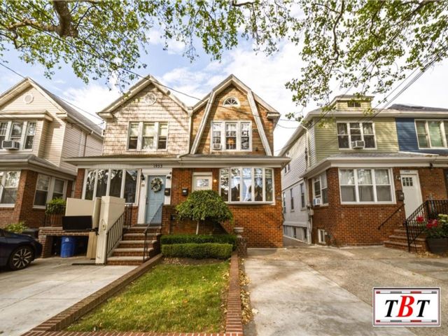  3 BR,  3.00 BTH &nbsp;Single family style home in Marine Park