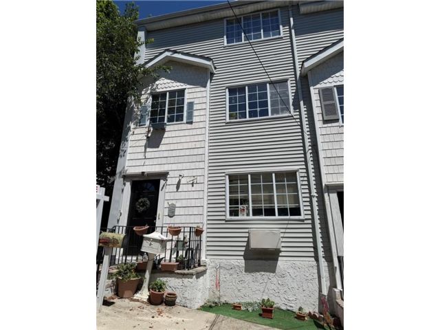 Studio,  3.00 BTH &nbsp;Multi-family style home in St. George