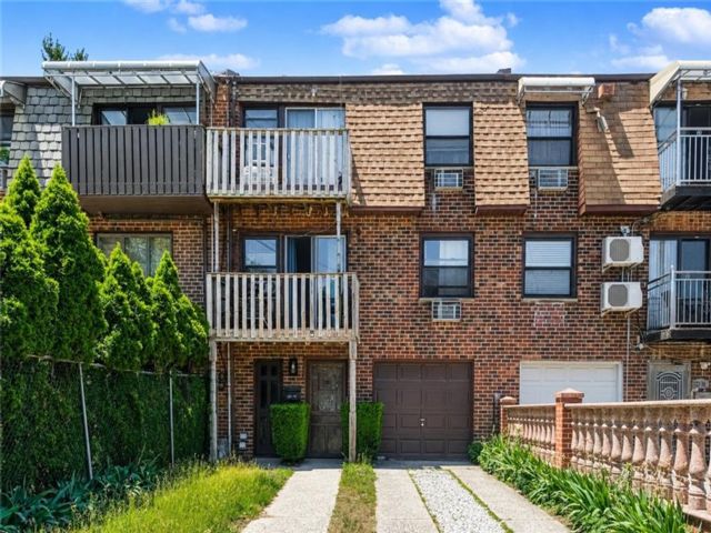  5 BR,  5.00 BTH &nbsp;Multi-family style home in Ozone Park