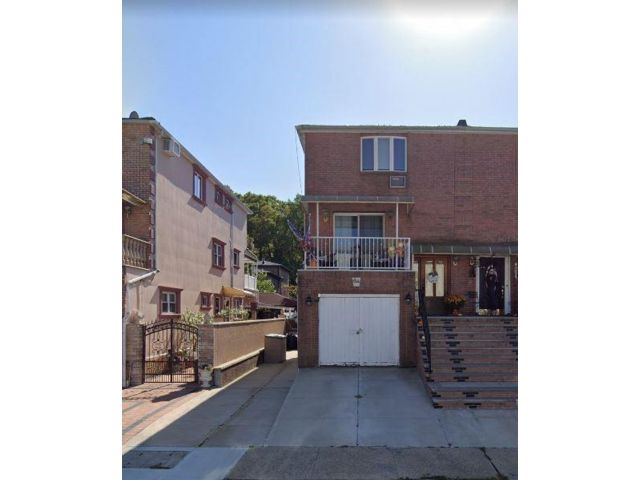  3 BR,  3.00 BTH &nbsp;Multi-family style home in Bulls Head