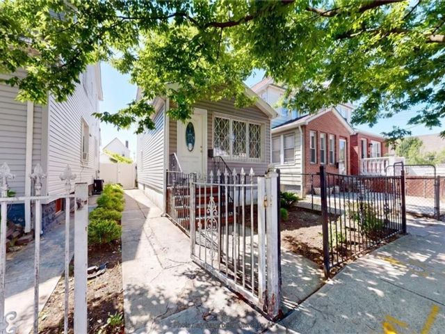  3 BR,  1.00 BTH &nbsp;Single family style home in South Jamaica