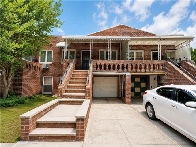 Studio,  2.00 BTH &nbsp;Multi-family style home in Canarsie