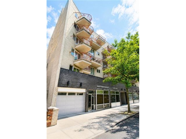  2 BR,  2.00 BTH &nbsp;Condominium style home in Sheepshead Bay