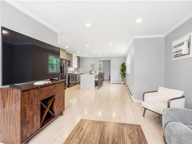  3 BR,  1.50 BTH &nbsp;Single family style home in Westchester