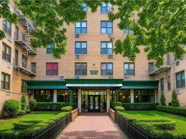  1 BR,  1.00 BTH &nbsp;Co-op style home in Sheepshead Bay