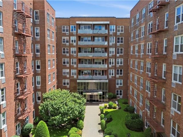  2 BR,  1.00 BTH &nbsp;Co-op style home in Bay Ridge