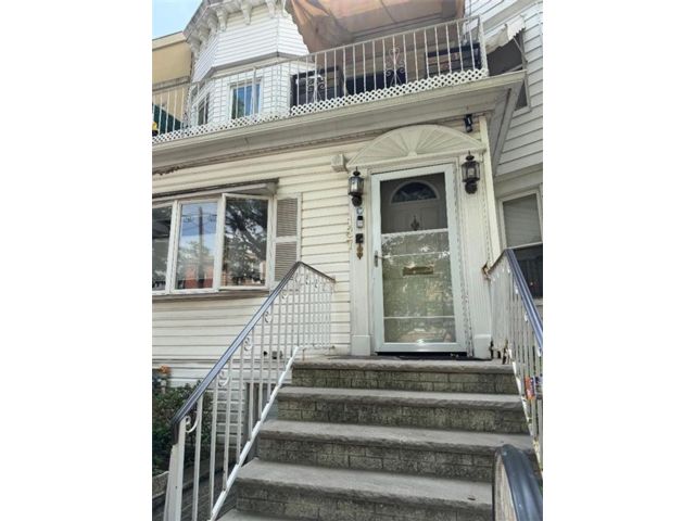  4 BR,  3.00 BTH &nbsp;Multi-family style home in Bath Beach