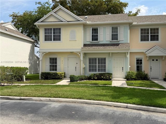  2 BR,  2.50 BTH &nbsp;Townhouse style home in Weston