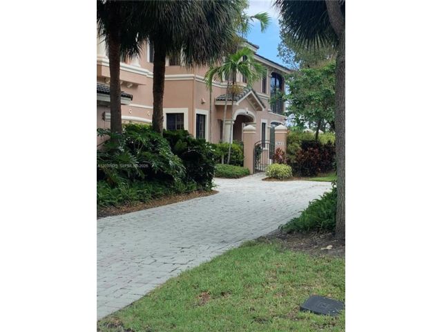  3 BR,  2.00 BTH &nbsp;Townhouse style home in Weston