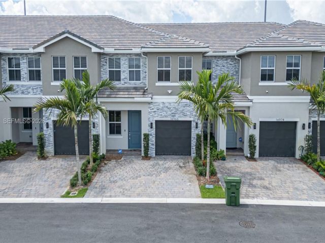  4 BR,  3.00 BTH &nbsp; style home in Hollywood