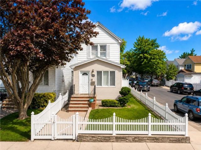  3 BR,  2.00 BTH &nbsp;Single family style home in Marine Park