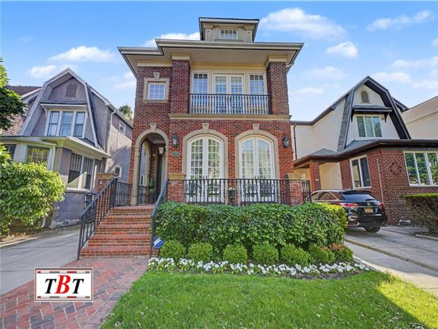  7 BR,  7.00 BTH &nbsp;Single family style home in Midwood