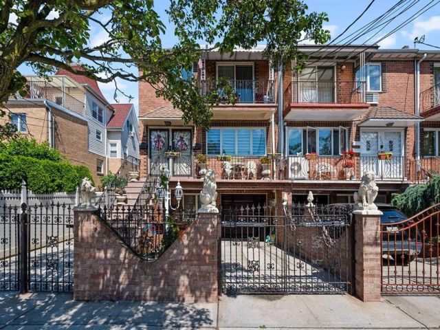  8 BR,  5.00 BTH &nbsp;Multi-family style home in Bensonhurst