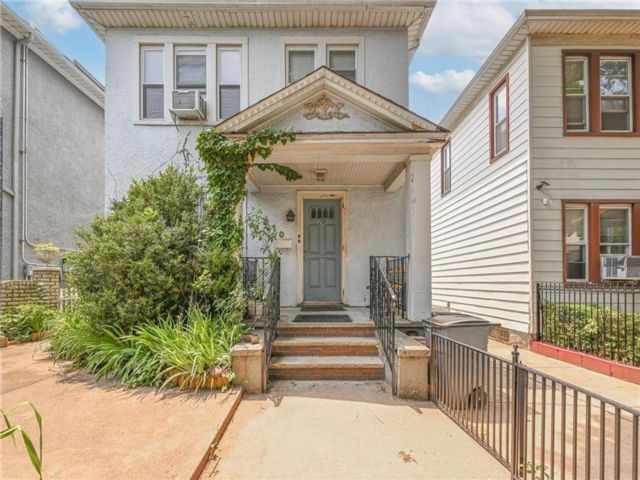  5 BR,  3.00 BTH &nbsp;Multi-family style home in Sunset Park
