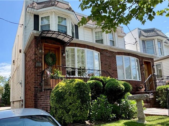  3 BR,  2.00 BTH &nbsp;Single family style home in Dyker Heights