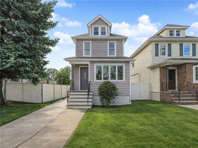  3 BR,  3.00 BTH &nbsp;Single family style home in Westerleigh