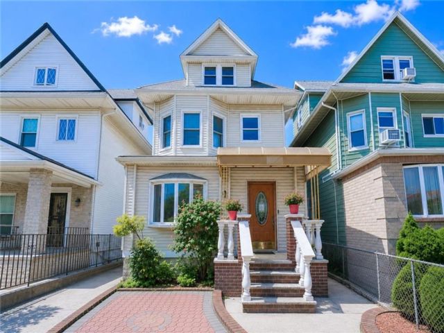  5 BR,  3.00 BTH &nbsp;Multi-family style home in Dyker Heights
