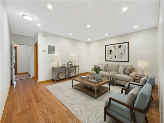  4 BR,  2.00 BTH &nbsp;Multi-family style home in Sheepshead Bay