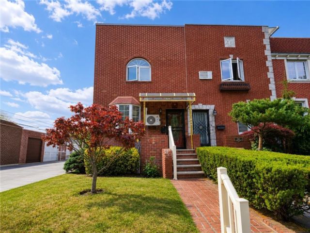  3 BR,  3.00 BTH &nbsp;Single family style home in Bath Beach