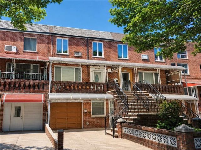  4 BR,  3.00 BTH &nbsp;Multi-family style home in Bath Beach