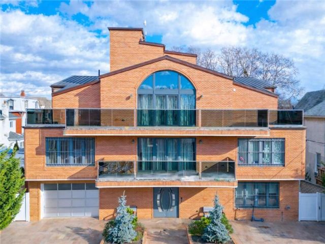  8 BR,  0.00 BTH &nbsp;Multi-family style home in Sheepshead Bay