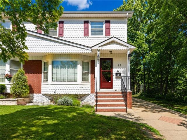  3 BR,  2.00 BTH &nbsp;Single family style home in Great Kill