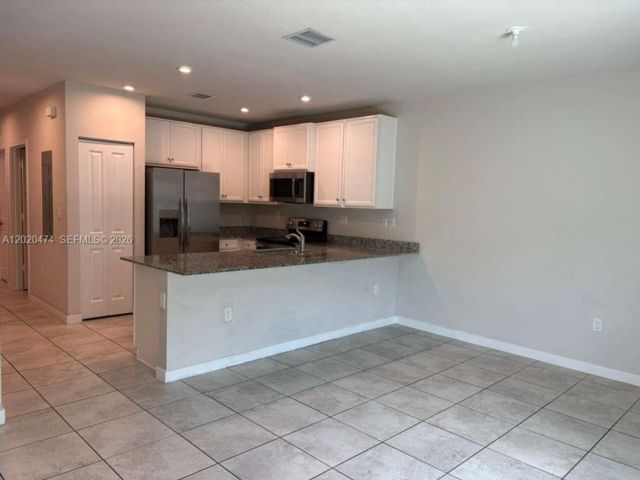  3 BR,  3.00 BTH &nbsp;Townhouse style home in Florida City