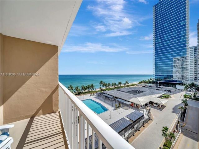  2 BR,  2.00 BTH &nbsp;Condo style home in Hallandale Beach