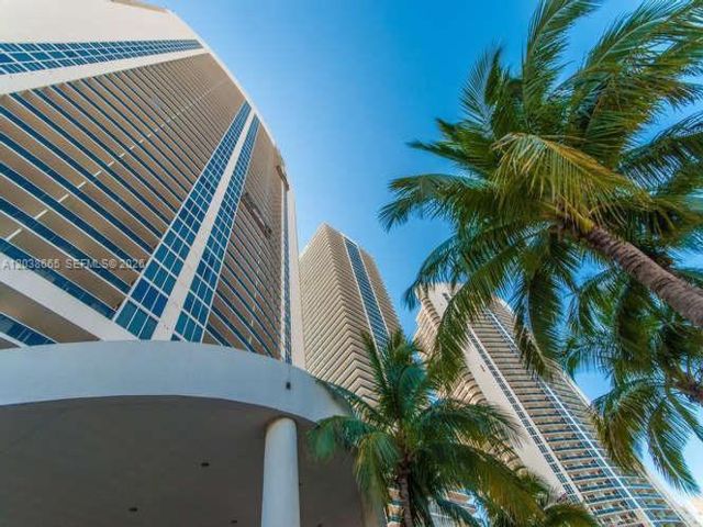 3 BR,  3.00 BTH &nbsp;Condo style home in Hallandale Beach