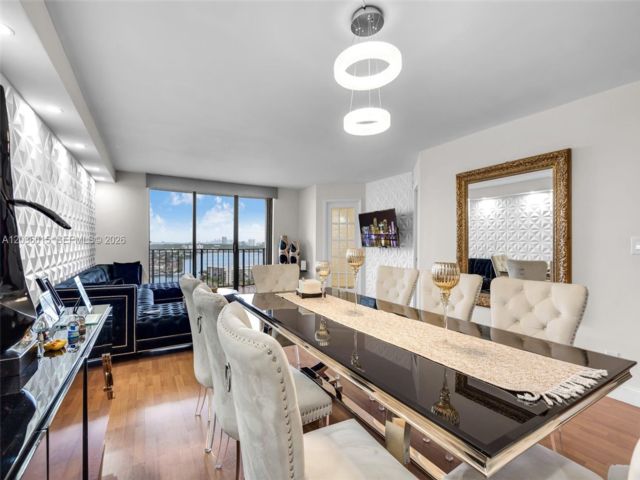 [PHOTO]