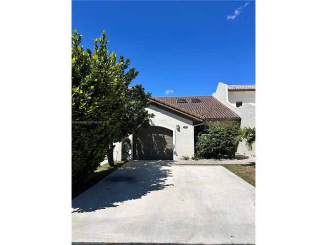  3 BR,  2.00 BTH &nbsp;Villa style home in Miami