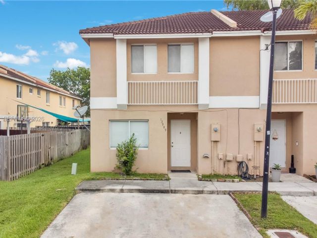  3 BR,  2.50 BTH &nbsp;Townhouse style home in Miami