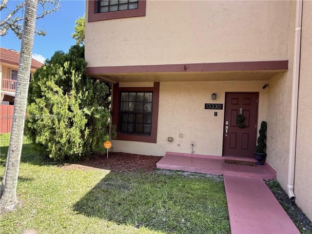  3 BR,  2.00 BTH &nbsp;Townhouse style home in Miami