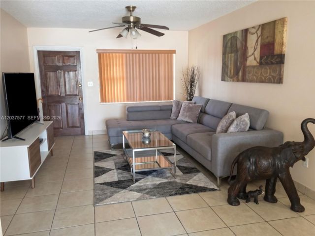  3 BR,  2.00 BTH &nbsp;Townhouse style home in Miami