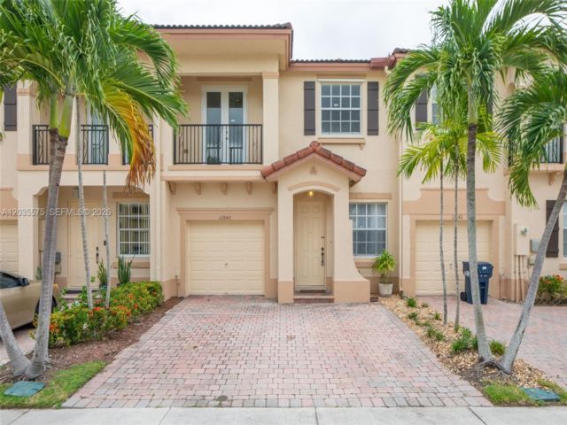  3 BR,  2.50 BTH &nbsp;Townhouse style home in Miami