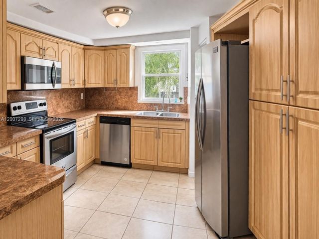  3 BR,  3.00 BTH &nbsp;Townhouse style home in Miami