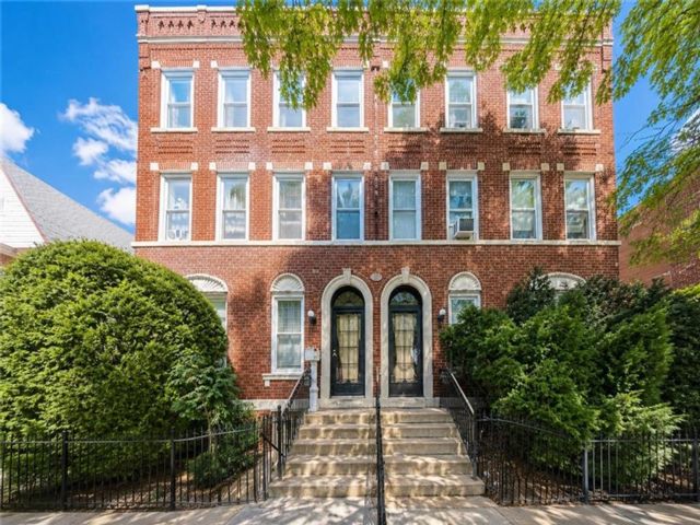 13 BR, 10.00 BTH &nbsp;Multi-family style home in Gravesend