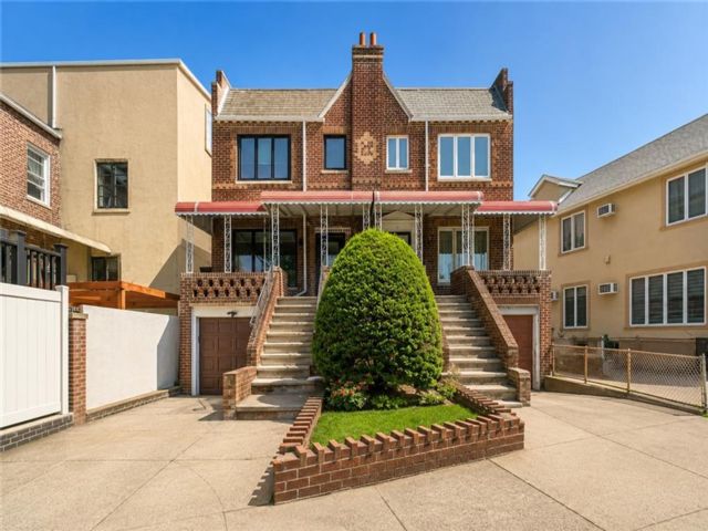  3 BR,  3.00 BTH &nbsp;Single family style home in Gravesend