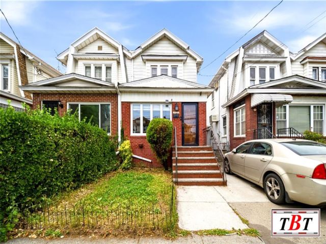  3 BR,  3.00 BTH &nbsp;Single family style home in Midwood