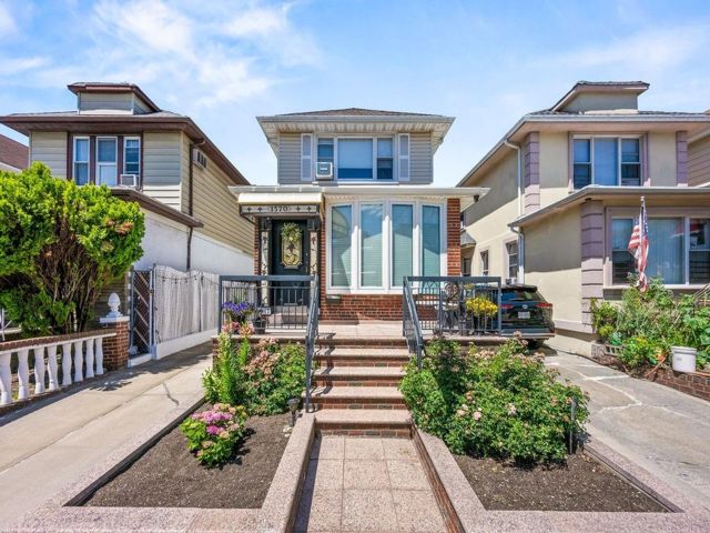  3 BR,  3.00 BTH &nbsp;Multi-family style home in Bensonhurst