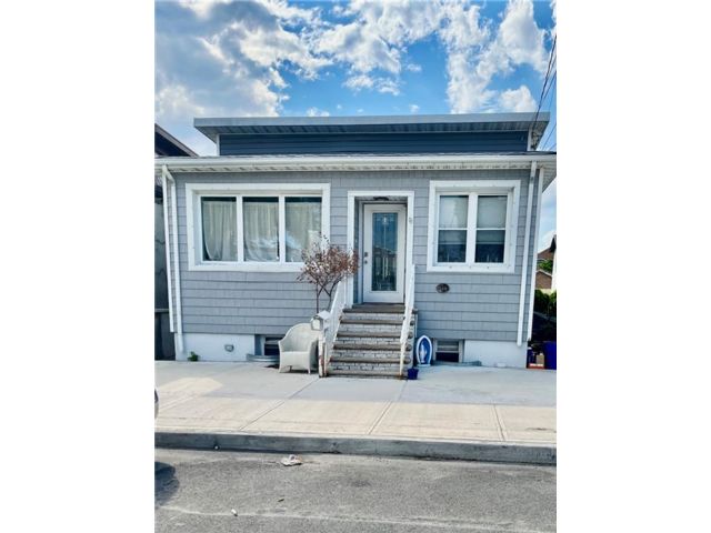  3 BR,  2.00 BTH &nbsp;Single family style home in New Dorp